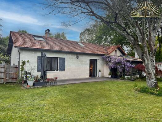 Maison à vendre 570 000 € 6 pièces 3 chambres 155 m² 2 137 m² de terrain Carignan-de-Bordeaux 33360