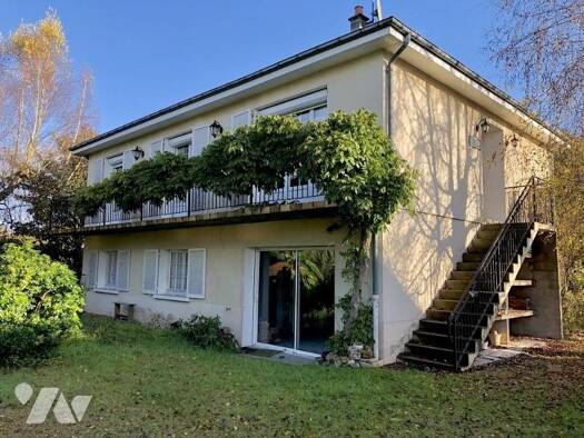 Maison à vendre 241 200 € 6 pièces 4 chambres 162 m² 866 m² de terrain La Fleche 72200