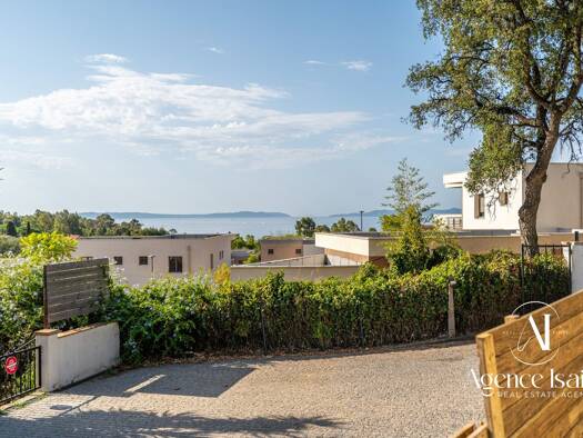 Maison de plain-pied à vendre 380 000 € 3 pièces 2 chambres 52,1 m² 136 m² de terrain Le Lavandou 83980