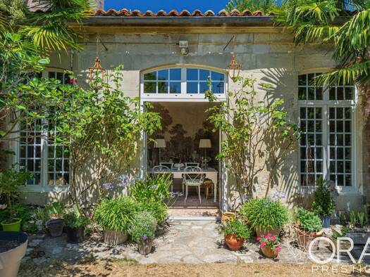 Maison à vendre 892 500 € 10 pièces 5 chambres 280 m² 1 020 m² de terrain Saint-Jean-d'Angély 17400