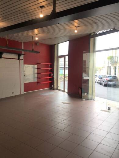 Local commercial à louer 850 € 150 m² de surface de vente Guîtres 33230