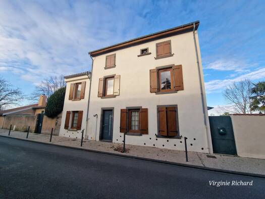 Maison de ville à vendre 364 000 € 6 pièces 4 chambres 162 m² 504 m² de terrain Petite Couronne Riom 63200