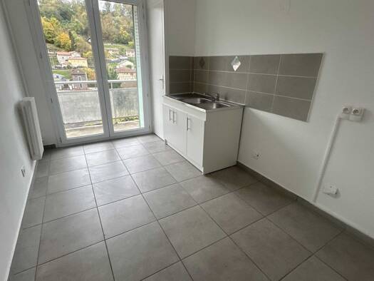 Appartement à louer 770 € 4 pièces 3 chambres 76,7 m² Étage 5/7 Centre Ville Est Bourgoin-Jallieu 38300