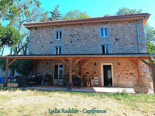 Maison à vendre 295 000 € 6 pièces 3 chambres 177 m² 3 790 m² de terrain Saint-Victor-Montvianeix 63550