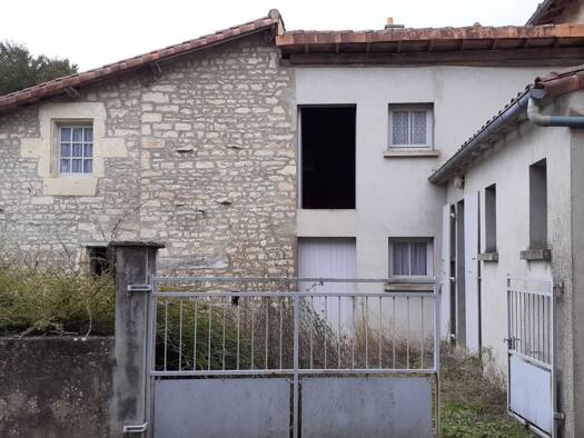 Maison à vendre 55 000 € 3 pièces 2 chambres 140 m² 305 m² de terrain Pamproux 79800