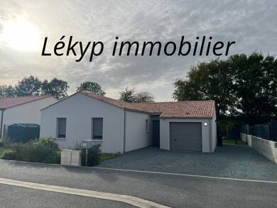 Maison de plain-pied à louer 915 € 5 pièces 3 chambres 82 m² 510 m² de terrain La Gaubretiere 85130