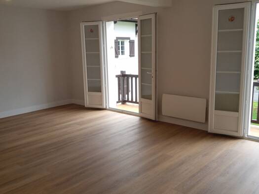 Appartement à louer 1 164 € 4 pièces 2 chambres 79 m² 1er étage Espelette 64250
