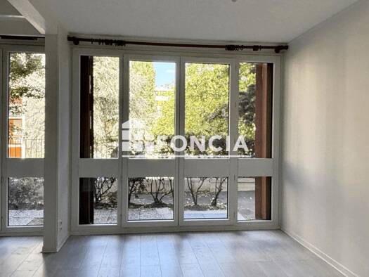 Appartement à louer 752 € 1 pièce 29 m² RDC Parc Saint Cyr-Haut de Fontenay Fontenay-le-Fleury 78330