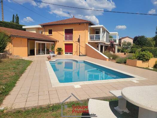 Maison de plain-pied à vendre 465 000 € 9 pièces 5 chambres 245 m² 3 700 m² de terrain Charlieu 42190