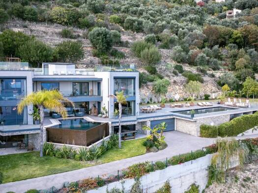 Villa à louer 39 000 € 7 pièces 5 chambres 484 m² 7 500 m² de terrain Èze 06360