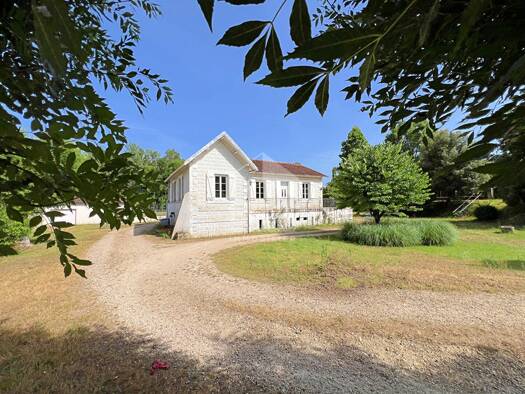 Maison à vendre 181 900 € 5 pièces 3 chambres 117 m² 2 767 m² de terrain Saint Meme les Carrieres 16720