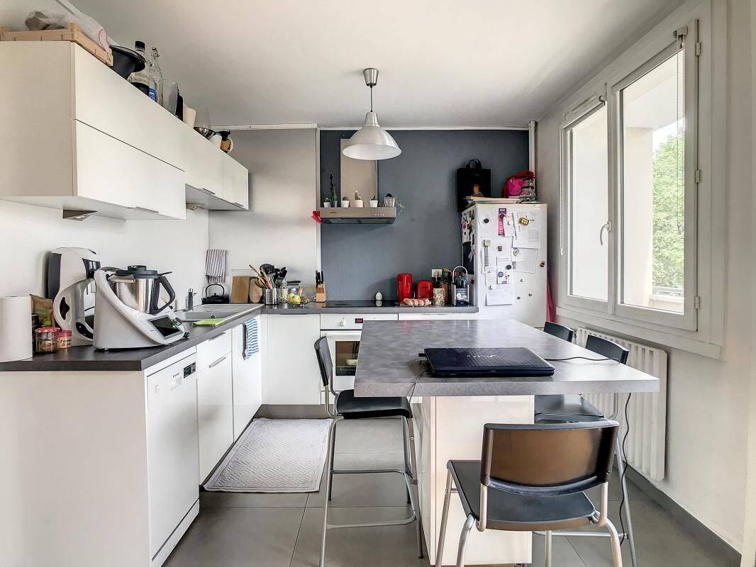 T2 NON MEUBLE - 45 m2 - BALCON - CAVE - 69100 VILLEURBANNE — 5