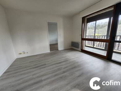 Appartement à louer 540 € 2 pièces 1 chambre 38 m² Dernier étage, Étage 3/3 Oloron-Sainte-Marie 64400