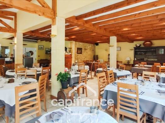 Hôtel à vendre Fonds de commerce 582 000 € 15 pièces 272 m² d'espace de restauration Sagelat 24170