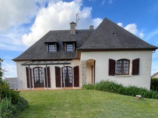 Pavillon à vendre 163 500 € 6 pièces 4 chambres 182 m² 1 368 m² de terrain Oisseau 53300