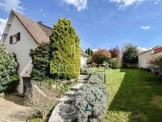 Maison à louer 2 700 € 7 pièces 4 chambres 152 m² 577 m² de terrain Orgeval 78630