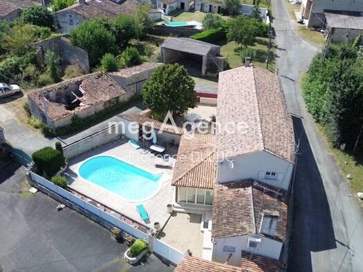 Maison à vendre 228 000 € 5 pièces 3 chambres 139 m² 724 m² de terrain Grandjean 17350