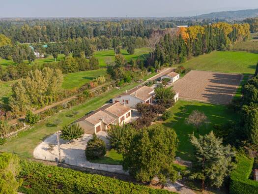 Maison de plain-pied à vendre 730 000 € 6 pièces 4 chambres 200 m² 8 500 m² de terrain Plan-d'Orgon 13750