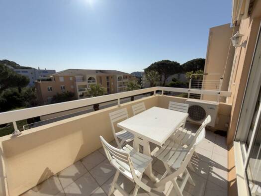 Appartement à vendre 288 000 € 3 pièces 2 chambres 40,54 m² Étage 2/3 Cavalaire-sur-Mer 83240