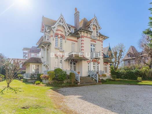 Maison à vendre de 3M à 10M € 10 pièces 8 chambres 390 m² Deauville 14800