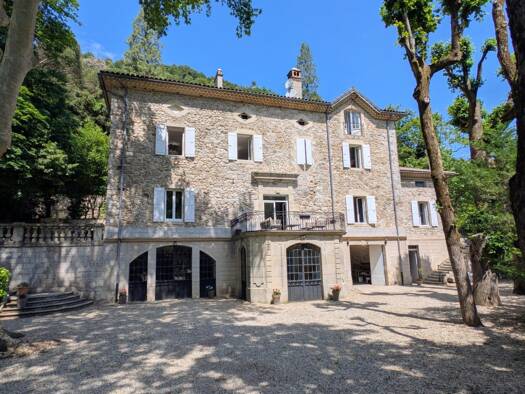 Demeure à vendre 860 000 € 11 pièces 5 chambres 528 m² 8 210 m² de terrain Vallées-d'Antraigues-Asperjoc 07600