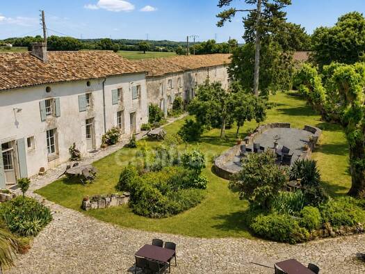 Maison à vendre 1 366 000 € 54 pièces 53 chambres 1 350 m² 20 000 m² de terrain Asnières-la-Giraud 17400