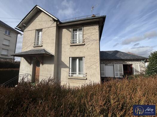 Maison à vendre 140 000 € 8 pièces 4 chambres 197 m² 418 m² de terrain Riom-ès-Montagnes 15400