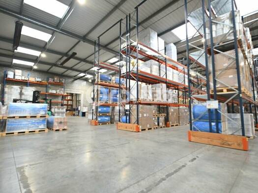 Local d'activités à vendre 2 470 000 € 2 242 m² d'espace de stockage Miribel 01700