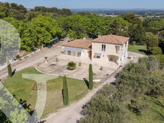 Maison à vendre 795 000 € 6 pièces 4 chambres 172 m² 8 070 m² de terrain Eyragues 13630