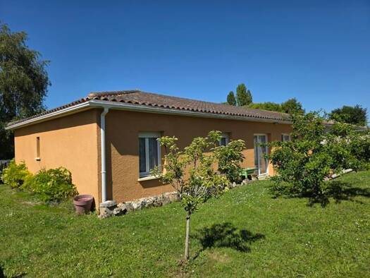 Maison de plain-pied à vendre 179 655 € 5 pièces 3 chambres 110 m² 416 m² de terrain Jonzac 17500