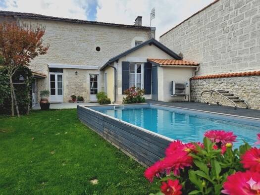 Maison à vendre - neuf 315 000 € 4 pièces 3 chambres 99 m² 303 m² de terrain Centre Ville Saint-Jean-d'Angély 17400