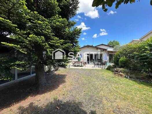Maison de plain-pied à vendre 438 000 € 5 pièces 3 chambres 133 m² 841 m² de terrain Centre Ville Saint-Médard-en-Jalles 33160
