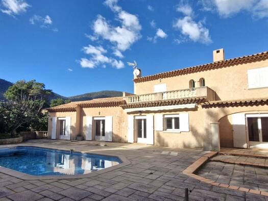 Villa à louer 2 602 € 4 pièces 3 chambres 147,8 m² 1 280 m² de terrain Cavalaire-sur-Mer 83240