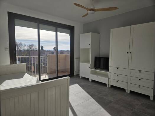 Appartement à louer 470 € 1 pièce 26 m² Étage 4/9 Orange 84100