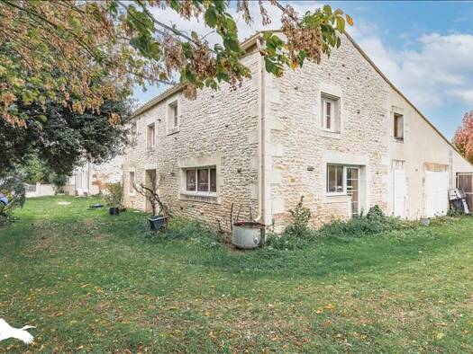 Maison à vendre 472 500 € 8 pièces 5 chambres 260 m² 8 545 m² de terrain La Vallee 17250