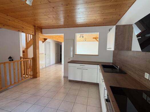 Appartement à louer 852 € 3 pièces 2 chambres 79 m² Étage 1/1 Centre Ville Pontarlier 25300