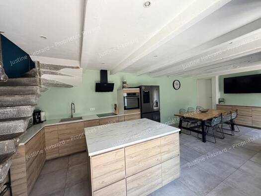 Maison à vendre 345 250 € 8 pièces 4 chambres 195 m² 216 m² de terrain Aubiat 63260