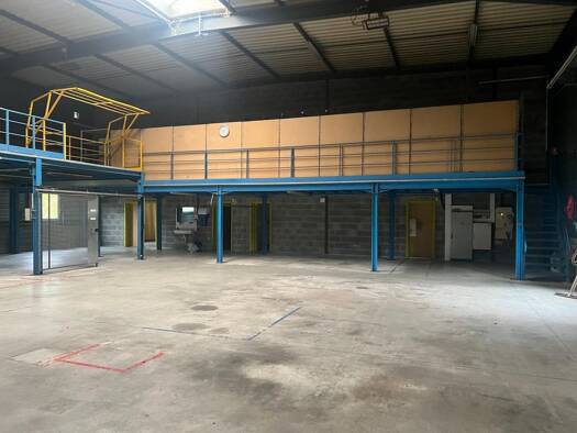 Entrepôt à louer 13 150 € 1 900 m² d'espace de stockage divisible Serre-les-Sapins 25770