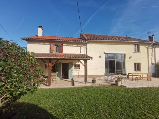 Maison à vendre 249 900 € 6 pièces 4 chambres 204 m² 6 400 m² de terrain Cherves-Châtelars 16310