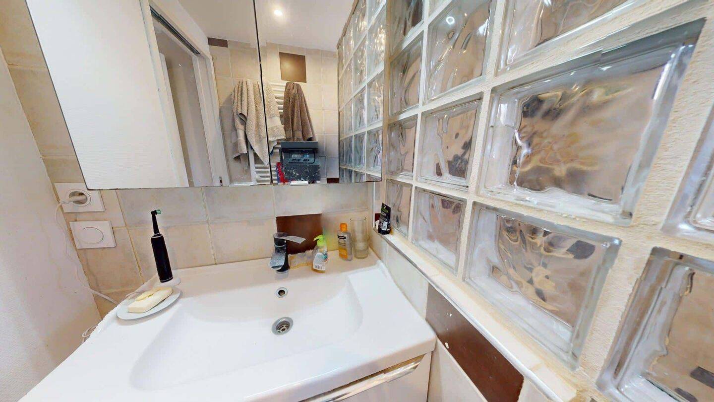 Room in Rue Séverine, Villeurbanne for 75 m² with 4 bedrooms - C — 13
