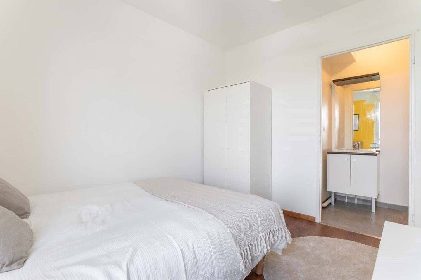 Settle into this room with private bathroom – LIL17 - Colocation — 4