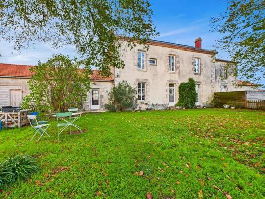 Maison de ville à vendre 236 500 € 10 pièces 4 chambres 210 m² 1 296 m² de terrain Nalliers 85370