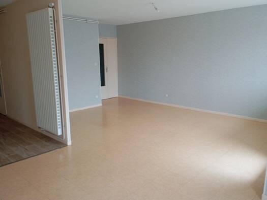 Appartement à louer 759 € 3 pièces 2 chambres 68 m² Étage 3/4 Bourgoin-Jallieu 38300