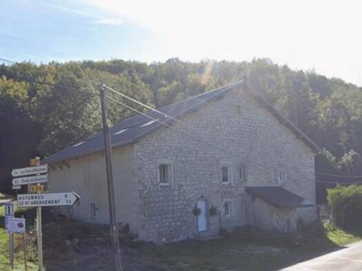 Maison à louer 820 € 4 pièces 2 chambres 89 m² 2 657 m² de terrain Champagne-en-Valromey 01260