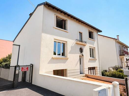 Maison à vendre 299 250 € 6 pièces 4 chambres 124,24 m² 145 m² de terrain Chataigneraie-Vallieres Beaumont 63110