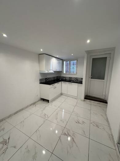 Appartement à louer 640 € 3 pièces 2 chambres 52 m² RDC/3 Centre Ville Le Beausset 83330