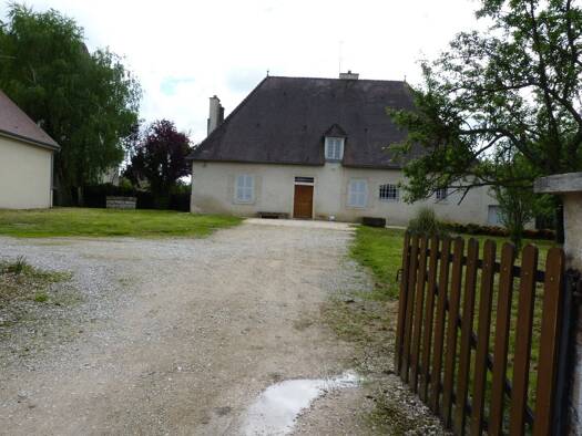 Appartement à louer 1 120 € 4 pièces 3 chambres 137 m² RDC Longwy-sur-le-Doubs 39120