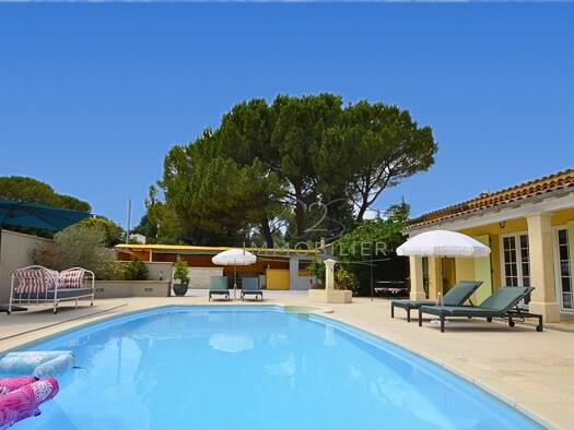 Maison de plain-pied à vendre 648 000 € 6 pièces 4 chambres 191 m² 1 102 m² de terrain Chateauneuf de Gadagne 84470