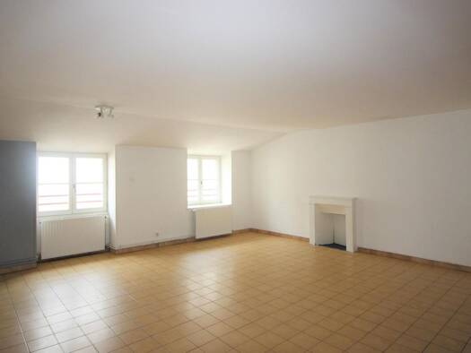 Duplex à louer 750 € 5 pièces 3 chambres 101,8 m² Étage 3/3 Centre Ville Mâcon 71000