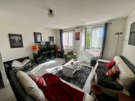 Appartement à vendre 200 000 € 3 pièces 2 chambres 68 m² RDC/2 St Maurice Montcouronne 91530